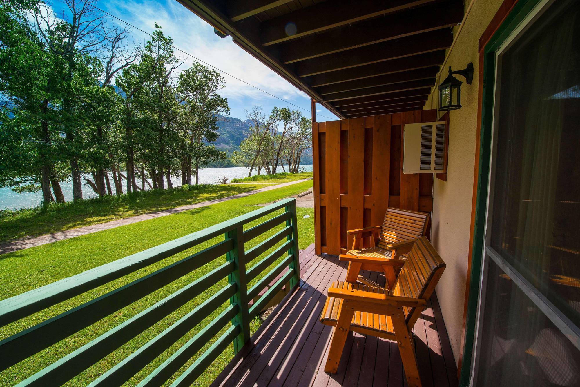 Bayshore Inn & Spa Waterton Park Exterior photo